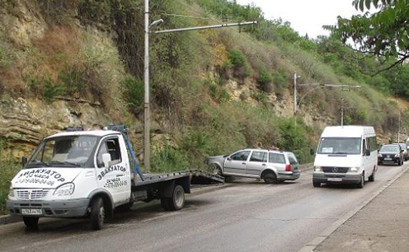 В Севастополе «народный автомобиль» протаранил скалу (фото)